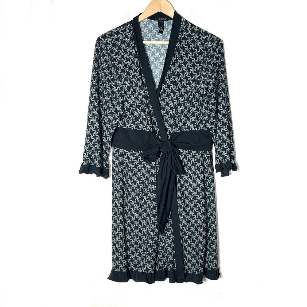Alexandra Bartlett black and white floral short robe size large L B56